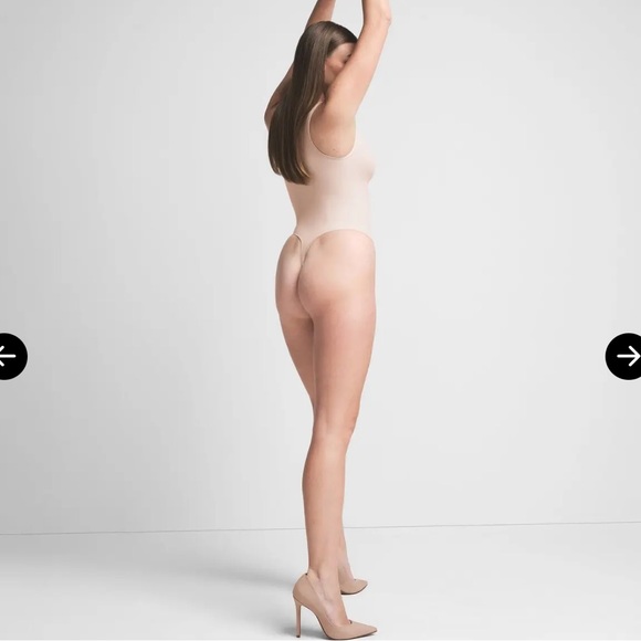 SKIMS SEAMLESS SCULPT SCOOP NECK THONG BODYSUIT MICA SMALL - Picture 4 of 9